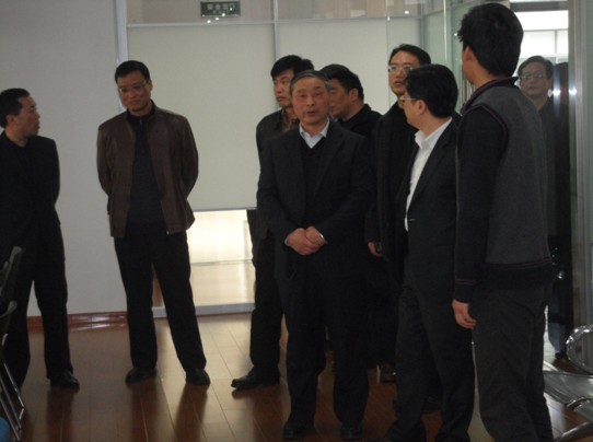 上海市普陀区人力资源和社会保障局委书记、公务员局局长杨新建（右三）进入模拟工商局